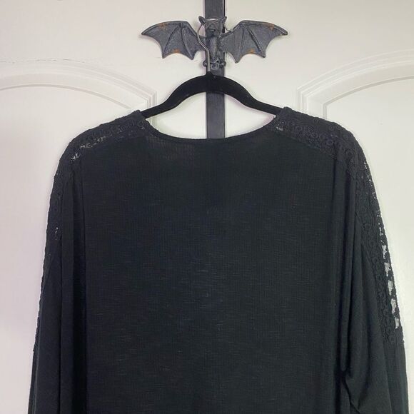 Torrid Black Tunic Blouse Crochet Lace Details, Stretchy, V-neck cut, size 1X - Picture 4 of 9
